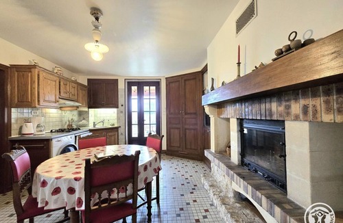 Thiviers Cottage | Spacious house with fireplace and large garden in Thiviers