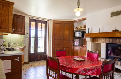 Thiviers Cottage | Spacious house with fireplace and large garden in Thiviers