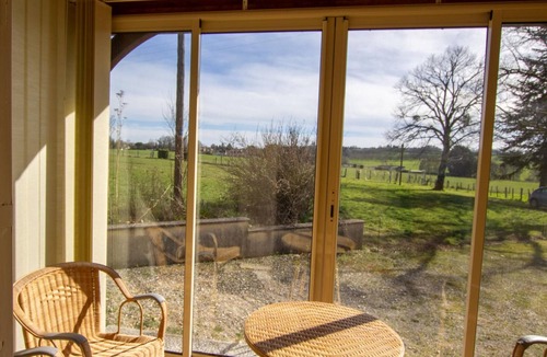 Thiviers Cottage | Spacious house with fireplace and large garden in Thiviers