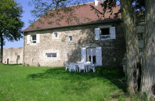 Chirat-l'Eglise Cottage | Spacious lodge in historical hunting lodge with private garden