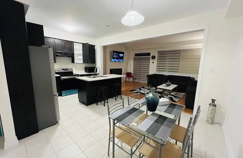 Brantford House | Spacious & Modern 4 BR House