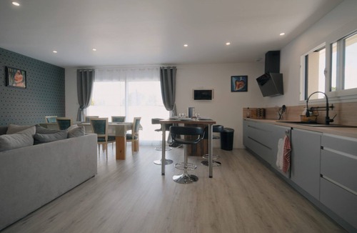 Pont-du-Chateau Villa | SPACIOUS NEW CONTEMPORARY VILLA
