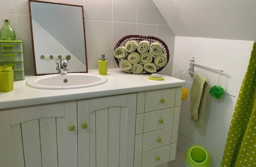 Montreuil-le-Henri Bed & Breakfast | Spacious room with pool and private parking