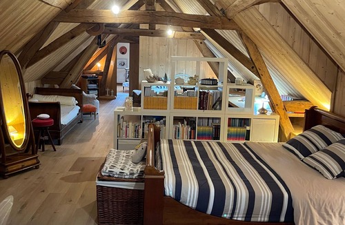 Montreuil-le-Henri Bed & Breakfast | Spacious room with pool and private parking