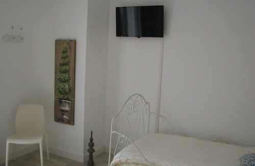 Echillais Bed & Breakfast | Spacious room in charming Charentaise