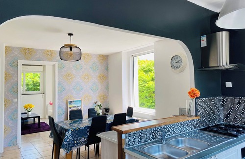 Quimperle House | Spacious townhouse - 2 self-contained apartments for flexible living
