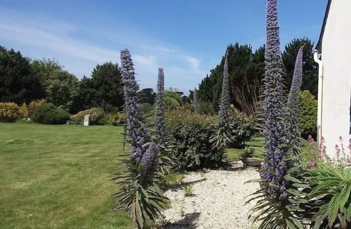 Plougrescant House | Spacious villa for 12 with large garden near the sea