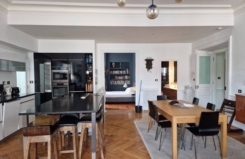 Le Puy-en-Velay Apartment | Spacioux appartement de style rénové avec grand terrace et parking privée.