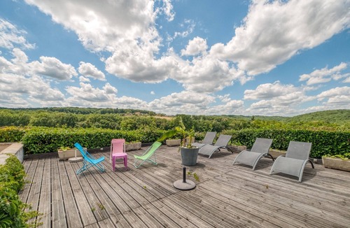 Degagnac House | Splendid Holiday Home in Dégagnac with heated Swimming Pool and jacuzzi