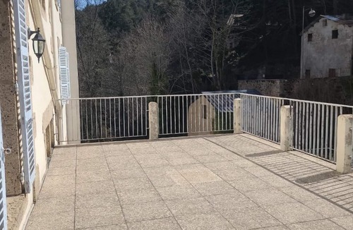 Saint-Nectaire Apartment | St Nectaire: Balneo apartment with large standing terrace