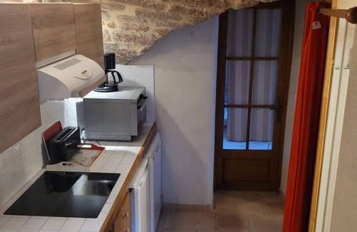 Planzolles House | Steinhaus und Freischwimmbad, 4 Betten, 2SZ by Interhome