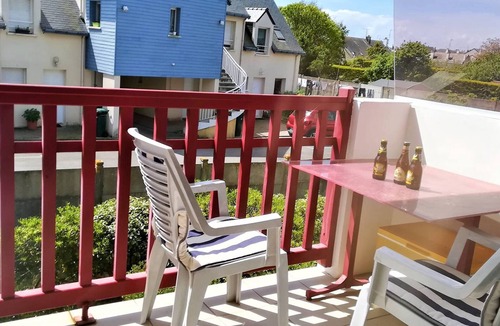 La Turballe Apartment | Steps from Beach and Shops! Quiet Apartment with Balcony, Parking, and Garage