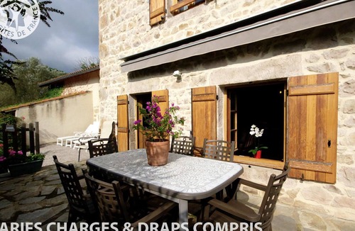 Perigneux Cottage | Stone cottage in Périgneux, sleeps 6, pets allowed