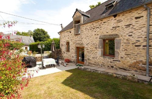 Guegon House | Stone cottage with modern interior & large private pool near to Josselin