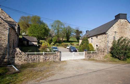 Guegon House | Stone cottage with modern interior & large private pool near to Josselin