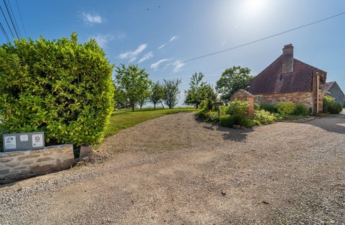 Saint-Gervais-en-Valliere Cottage | Stone outbuilding with private Nordic bath near Beaune.