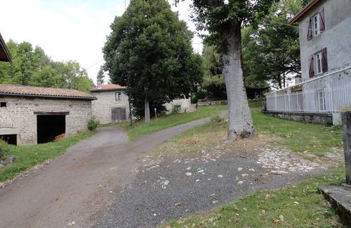 Vollore-Montagne House | Stone house in Auvergne with a renovated interior