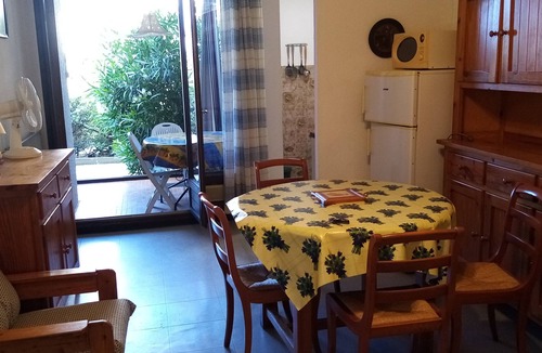 Les Arenes Apartment | STOP CANET-PLAGE-T2-45m²-parking, enclosed garden-quiet, sunny-sleeps 4