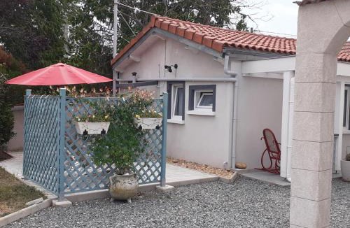 Vendat Apartment | Studio à la campagne avec piscine partagée et jardin - FR-1-489-230