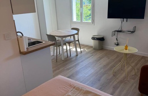 La Verpilliere Apartment | Studio Ô Maé Climatisé proche Village Outlet - Aéroport