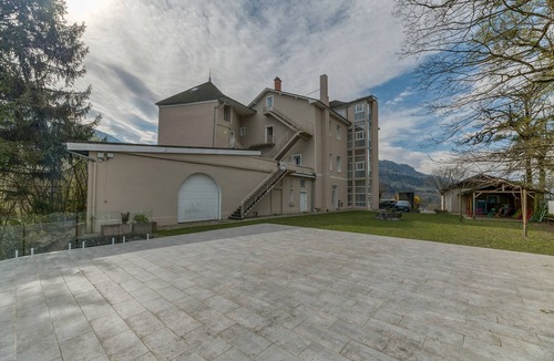Arvillard Apartment | Studio '108' with shared pool, shared terrace and Wi-Fi