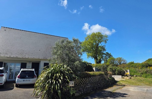 Larmor-Plage Apartment | STUDIO 2 PERS. 25 m2 with terrace not overlooked, near beaches, port and village.