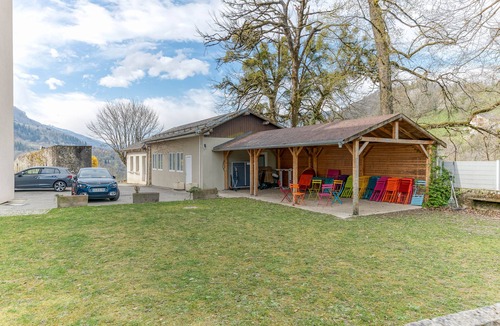 Arvillard Apartment | Studio '211' with shared pool, shared terrace and Wi-Fi