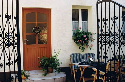 Old Town Apartment | Studio '4' with Shared Courtyard