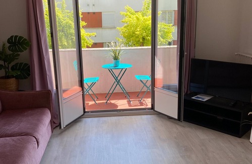 Thorigny-sur-Marne Apartment | Studio Apartment 'Grand Studio Avec Loggia' with Private Terrace, Balcony and Wi-Fi