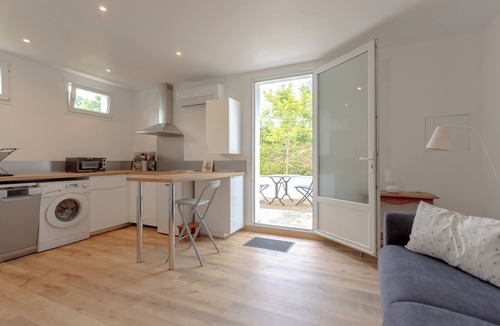 Guiche Apartment | Studio Apartment 'Beñat' with Private Terrace, Wi-Fi and Air Conditioning