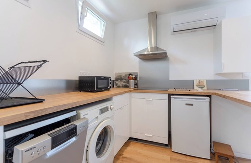 Guiche Apartment | Studio Apartment 'Beñat' with Private Terrace, Wi-Fi and Air Conditioning