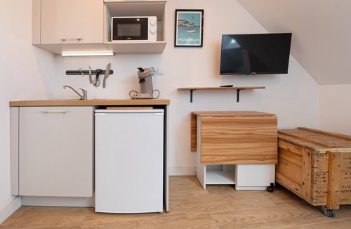 Merlevenez Apartment | Studio Apartment 'Gwenn Ha Du' with Shared Garden and Wi-Fi