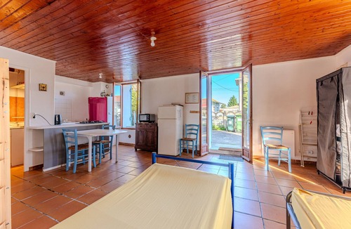Belin-Beliet Apartment | Studio Apartment 'La Halte De Compostelle' with Private Terrace and Wi-Fi