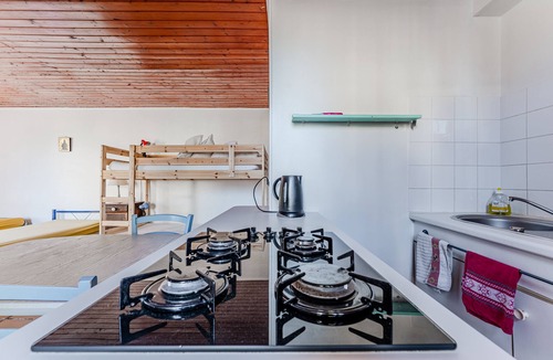 Belin-Beliet Apartment | Studio Apartment 'La Halte De Compostelle' with Private Terrace and Wi-Fi