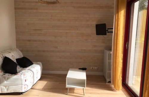 Peyrehorade Apartment | Studio Apartment 'La Grange De Larbaigt' with Private Terrace, Shared Garden and Wi-Fi