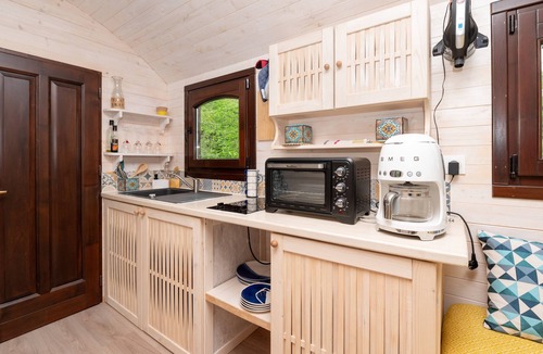 Saint-Ave Apartment | Studio Apartment 'Roulotte Du Moulin De Lesneve' with Private Terrace, Private Garden and Wi-Fi