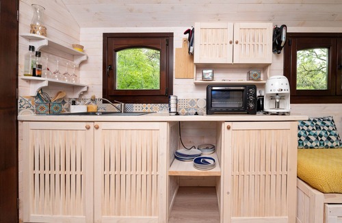 Saint-Ave Apartment | Studio Apartment 'Roulotte Du Moulin De Lesneve' with Private Terrace, Private Garden and Wi-Fi