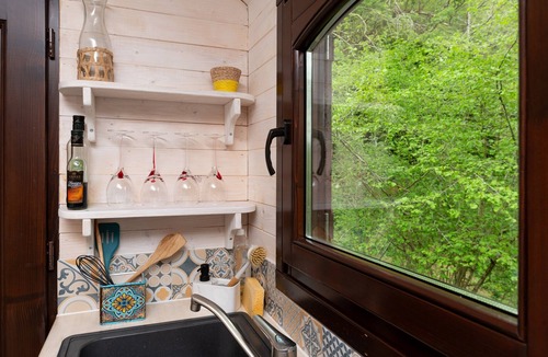 Saint-Ave Apartment | Studio Apartment 'Roulotte Du Moulin De Lesneve' with Private Terrace, Private Garden and Wi-Fi