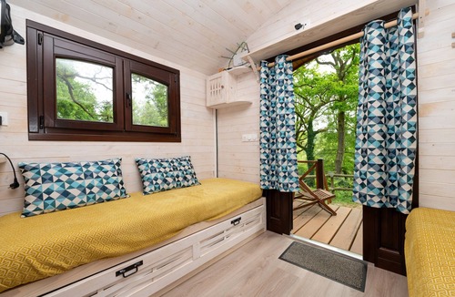 Saint-Ave Apartment | Studio Apartment 'Roulotte Du Moulin De Lesneve' with Private Terrace, Private Garden and Wi-Fi