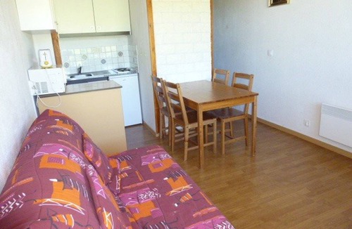Arette Apartment | Studio at the foot of the slopes with parking and ski locker, Arette