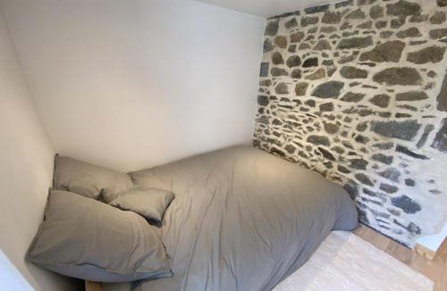 Saint-Brieuc Apartment | Studio au charme historique & pierres apparentes