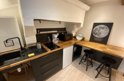 Saint-Brieuc Apartment | Studio au charme historique & pierres apparentes
