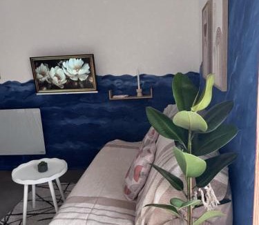 Briord Apartment | Studio Bleu tout équipé au calme proche des commerces