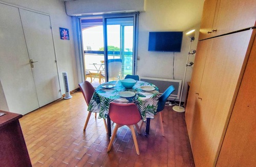Le Port Apartment | Studio Cabin Sleeps 4 at Canet-Plage with Parking, Near Beach and Shops
