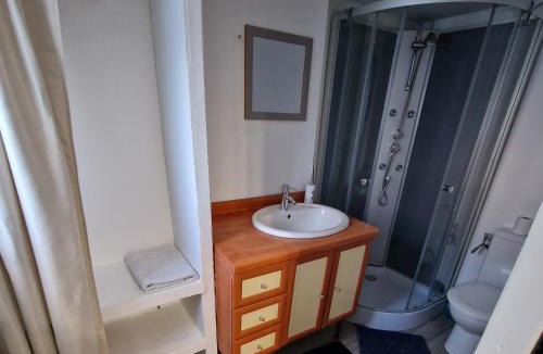 Bourges Apartment | Studio Cerf, quartier marais, terrasse rez de chaussé, jardin accessible, matelas confortable