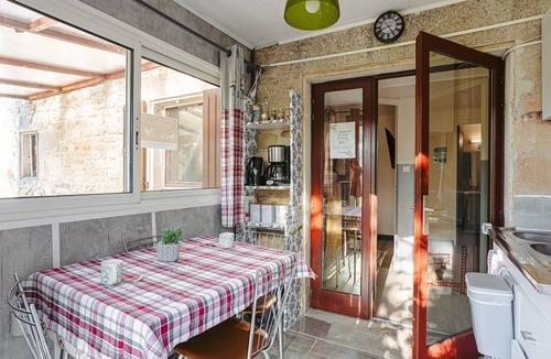 Genouille Apartment | Studio 'Corail' with Private Terrace, Shared Garden and Wi-Fi