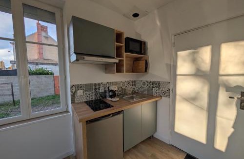 Ardentes Apartment | Studio Cosy en RDC - Immeuble Privé - Parking Gratuit