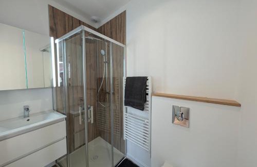 Ardentes Apartment | Studio Cosy en RDC - Immeuble Privé - Parking Gratuit