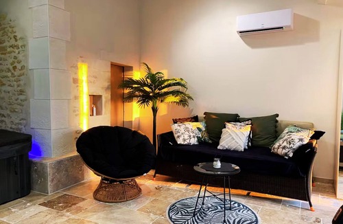 Varennes-Vauzelles Bed & Breakfast | Studio Cosy - Spa & pool in the castle barns