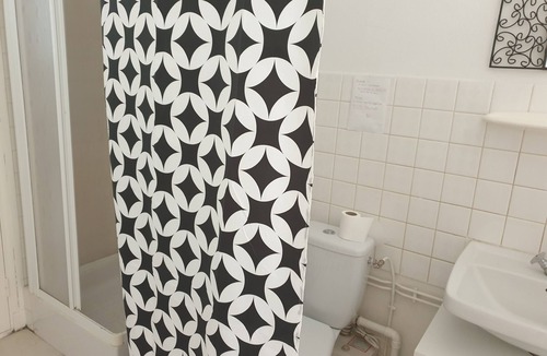 Issoudun House | Studio equipped with all comforts with location for vehicle near shops